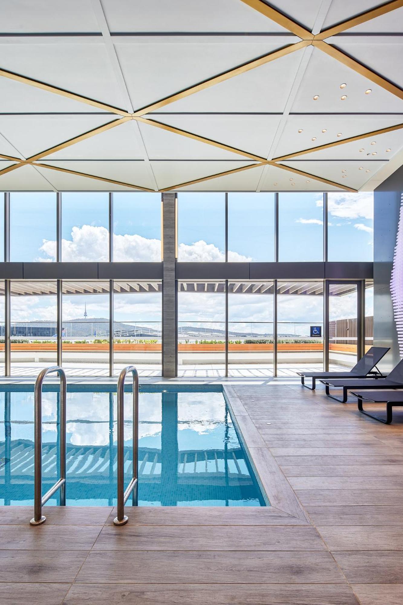 Meriton Suites 堪培拉 外观 照片 The pool at the hotel