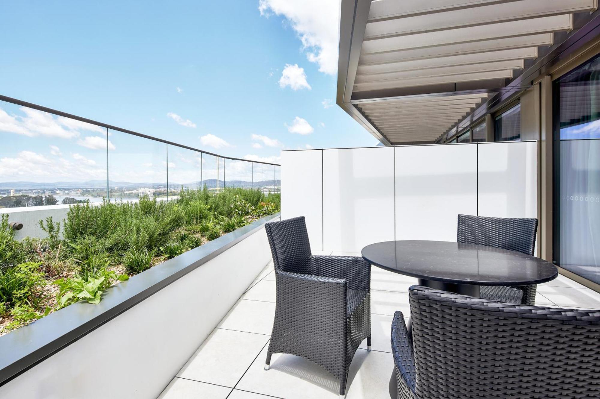 Meriton Suites 堪培拉 外观 照片 A balcony