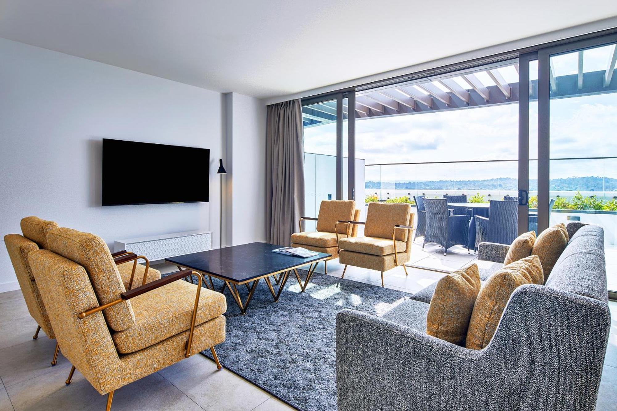 Meriton Suites 堪培拉 外观 照片 A living room at the hotel