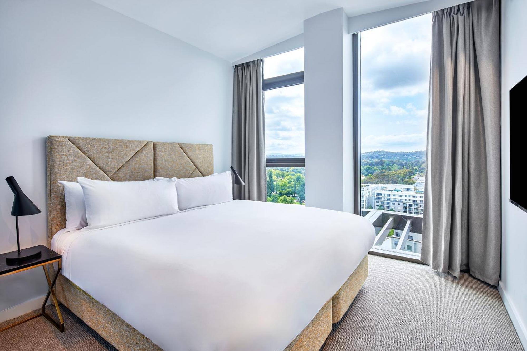 Meriton Suites 堪培拉 外观 照片 A bedroom at the hotel
