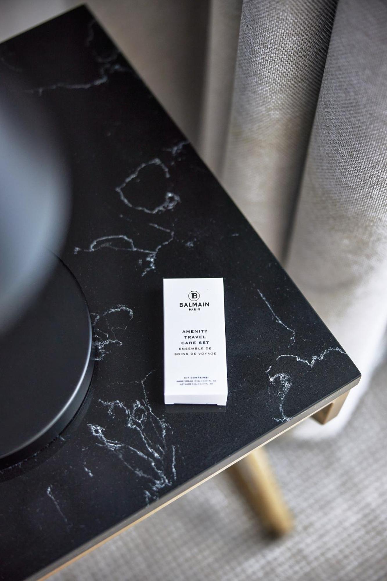 Meriton Suites 堪培拉 外观 照片 Balmain Hair Couture