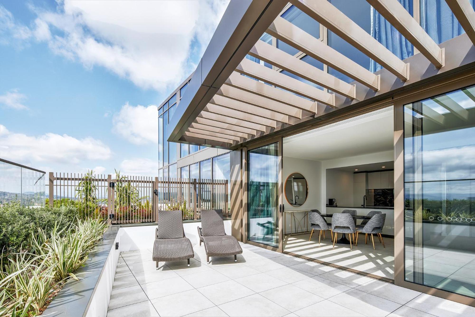 Meriton Suites 堪培拉 外观 照片 The rooftop terrace