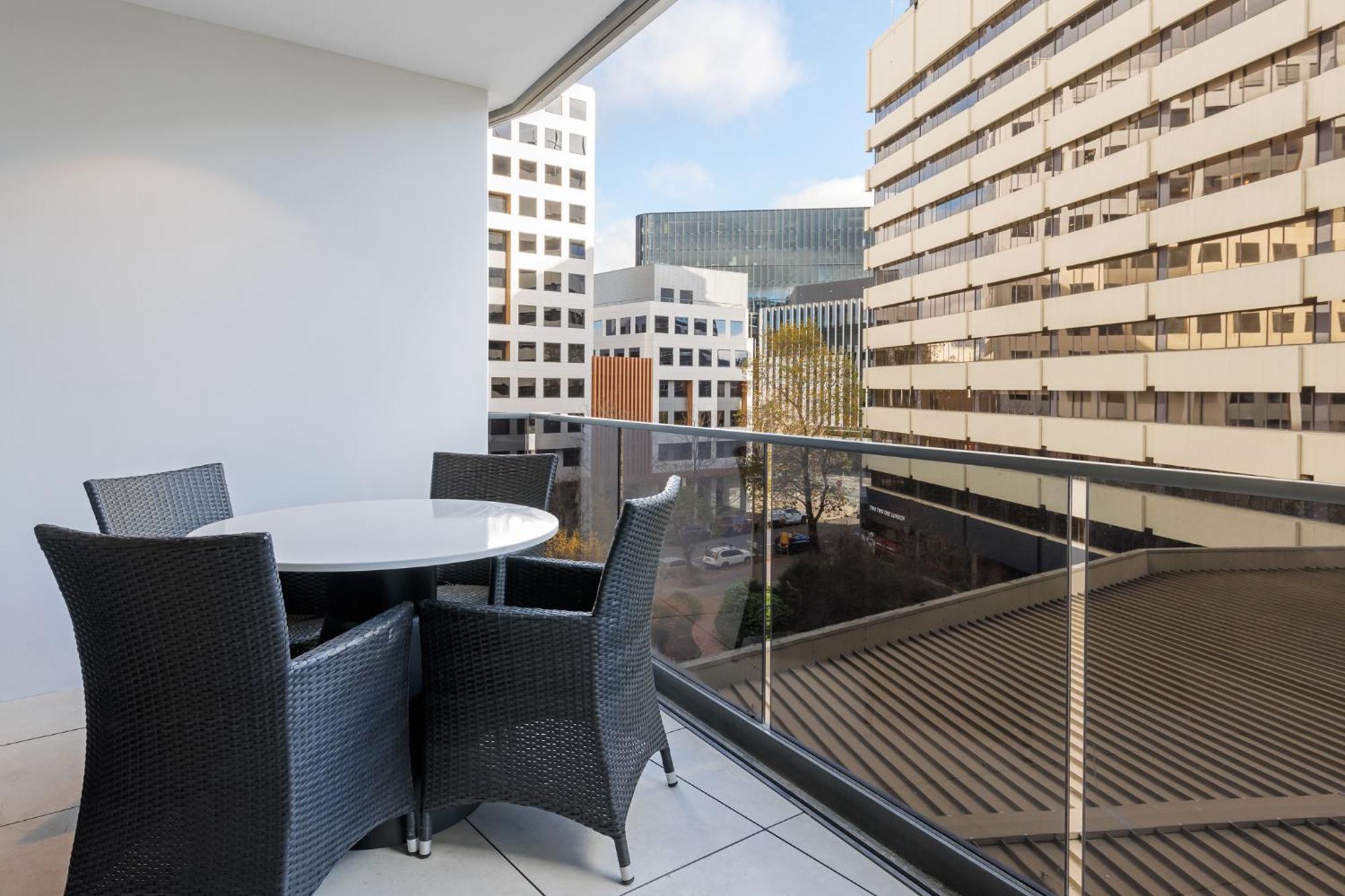 Meriton Suites 堪培拉 外观 照片 A balcony