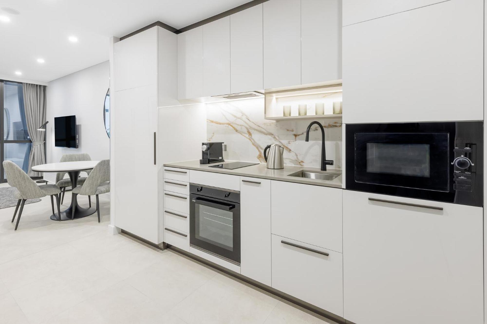 Meriton Suites 堪培拉 外观 照片 A typical kitchen in a serviced apartment