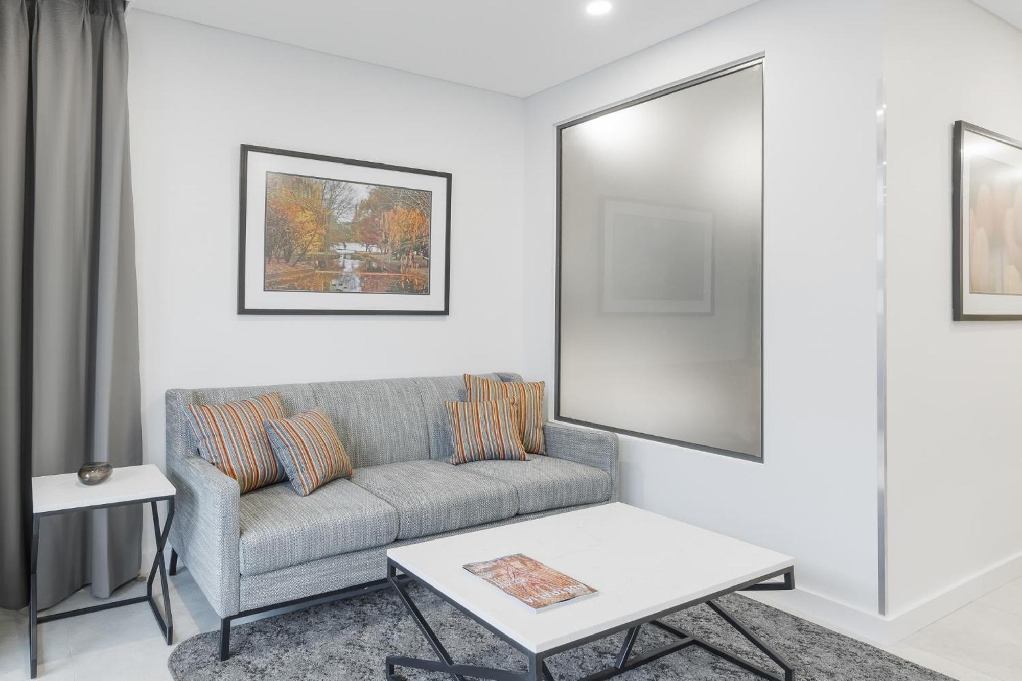 Meriton Suites 堪培拉 外观 照片 A living room with a sofa