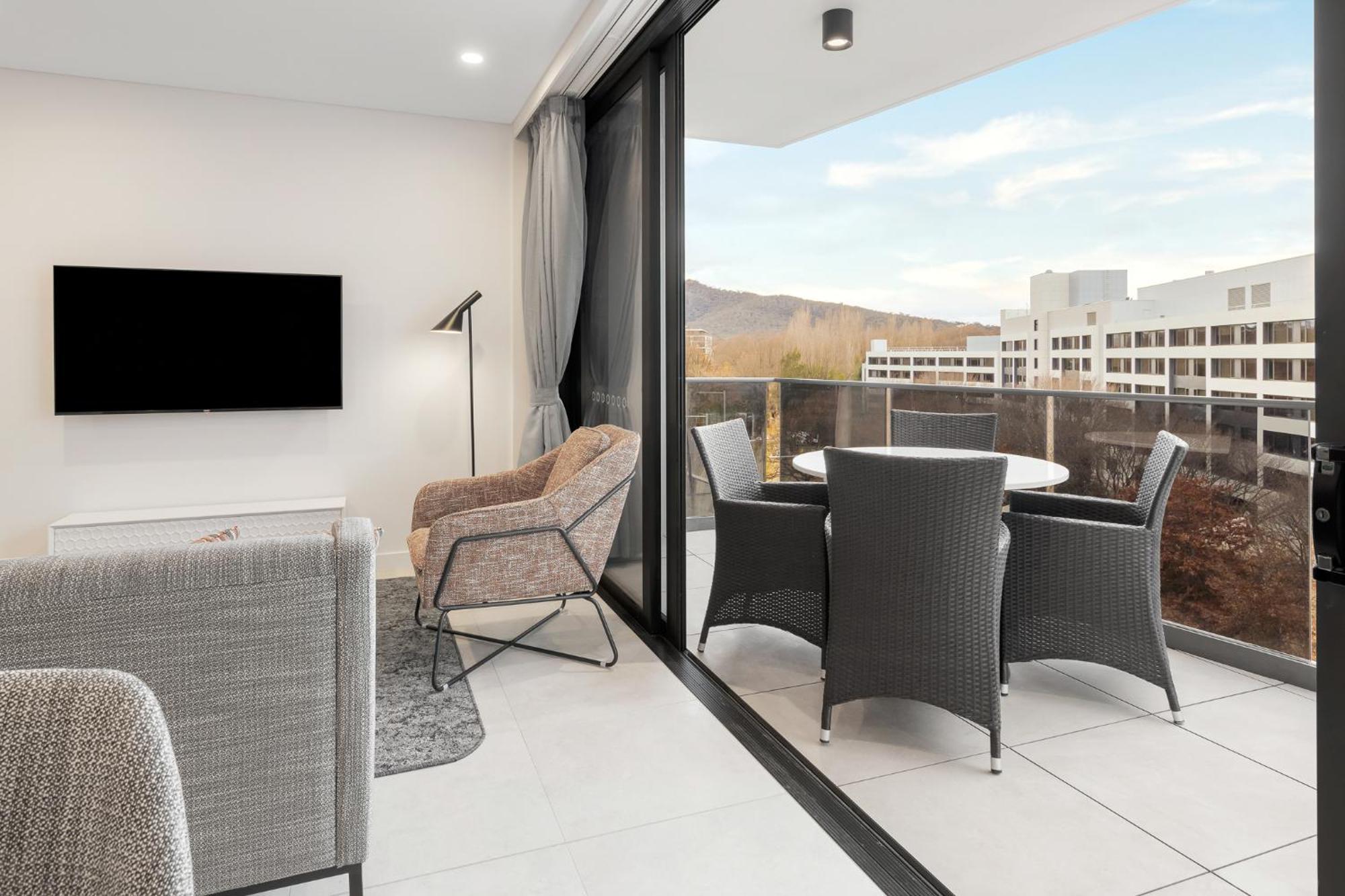 Meriton Suites 堪培拉 外观 照片 The interior of a typical apartment at the complex