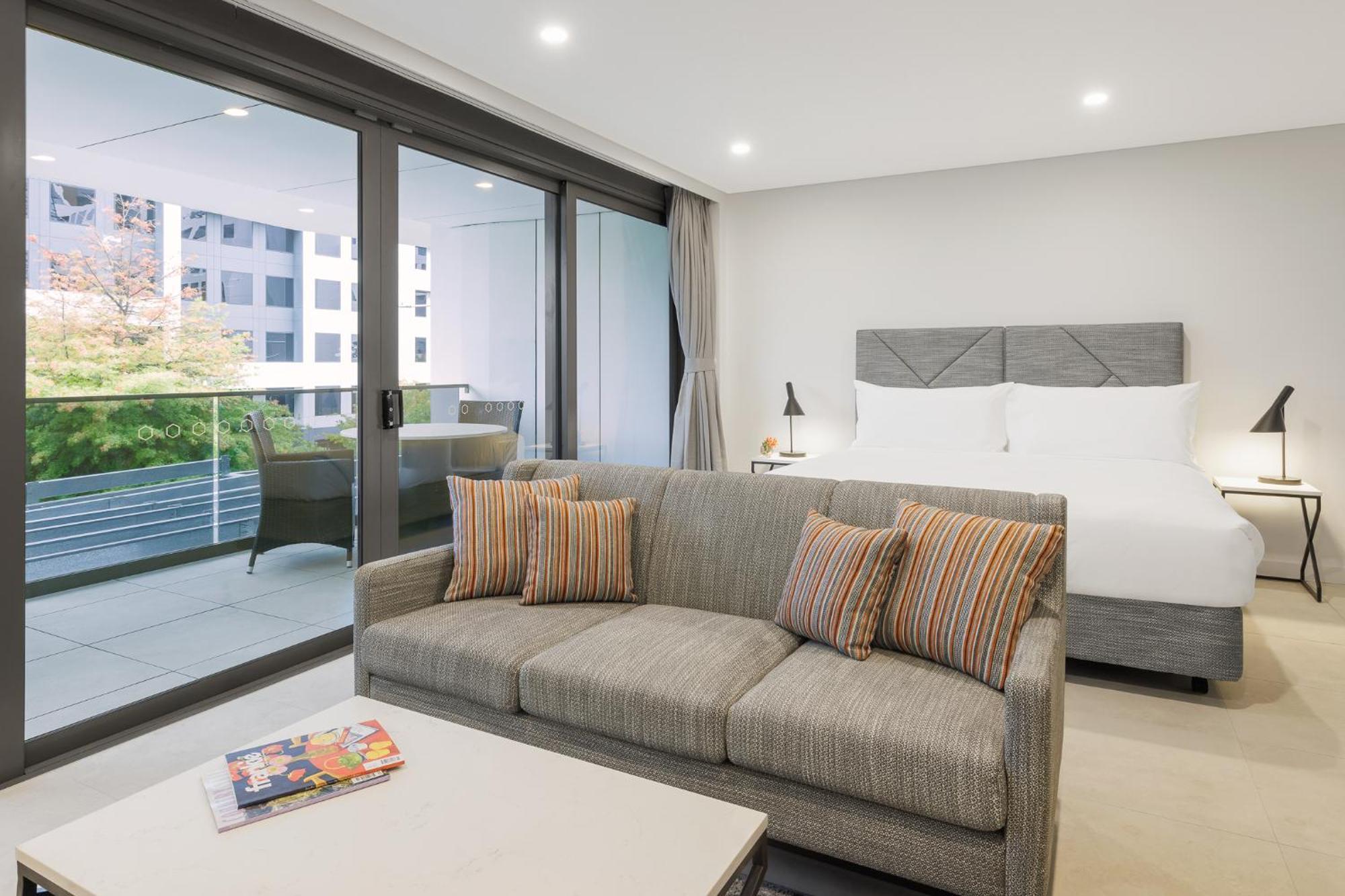 Meriton Suites 堪培拉 外观 照片 A typical Studio apartment at the Mantra on Hay Street